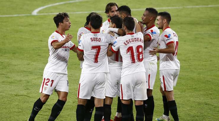 Đó là một bàn thắng! Tỉ số được nâng lên 1:0. Youssef En Nesyri (Sevilla) nhảy lên cao nhất để đón quả tạt hoàn hảo từ Jesus Navas và tung một cú đánh đầu từ cự li gần vào góc trái phía dưới. Thủ môn Aitor Fernandez Abarisketa đã hoàn toàn bó tay.