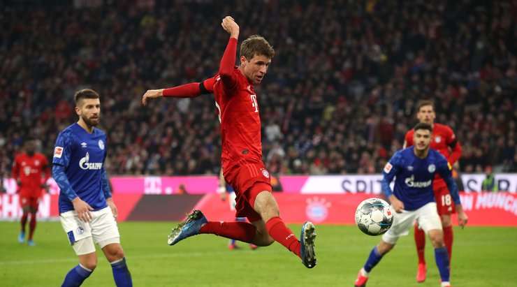 Thomas Muller (Bayern Munich) đón một đường chuyền trong vòng cấm và ghi bàn với một cú sút vào phía trong cột dọc bên phải. Thủ môn đã không thể làm gì được.