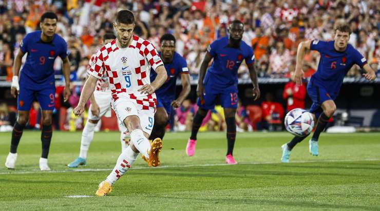 Vào! Andrej Kramaric (Croatia) sút bóng lạnh lùng vào chính giữa khung thành.