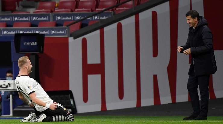 VÀO! Uros Racic (Valencia) nhận một đường chuyền chất lượng, anh tạo khoảng trống cho mình và tung một cú sút xa trái phá, đưa bóng vào góc cao bên phải khung thành. Một bàn thắng ấn tượng!