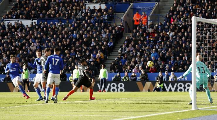 Vào! Benjamin Chilwell (Leicester) khống chế đẹp mắt một đường chuyền hơi mạnh của Youri Tielemans ở một vị trí trong vòng cấm. Anh chạy cắt mặt một hậu vệ và sút bóng vào bên trái khung thành, làm tung lưới thủ môn đối phương. Tỉ số là 2:1.