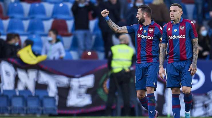 Một bàn thắng đồng đội tuyệt vời! Jose Luis Morales (Levante) được giải thoát trong vòng cấm bởi Roger Marti và không mắc một sai lầm nào với một pha dứt điểm tốt vào góc trái phía dưới. 1:0.