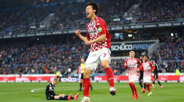 Vào! Jae-Sung Lee (Mainz) đã có mặt đúng lúc đúng chỗ để lấy bóng bật ra trong vòng cấm, và anh ấy sút bóng đi chìm vào chính giữa mành lưới. Tỉ số là 0:1.
