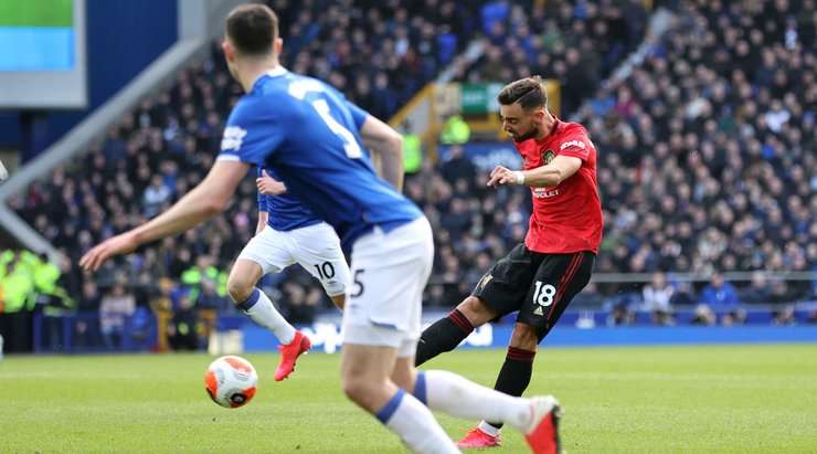 Bruno Fernandes (Manchester United) ghi một bàn thắng phi thường! Anh ấy nhận đường chuyền từ đồng đội, tự tạo khoảng trống cho mình và tung một cú sút xa trái phá đánh bại thủ môn, đưa bóng vào góc trái phía dưới.