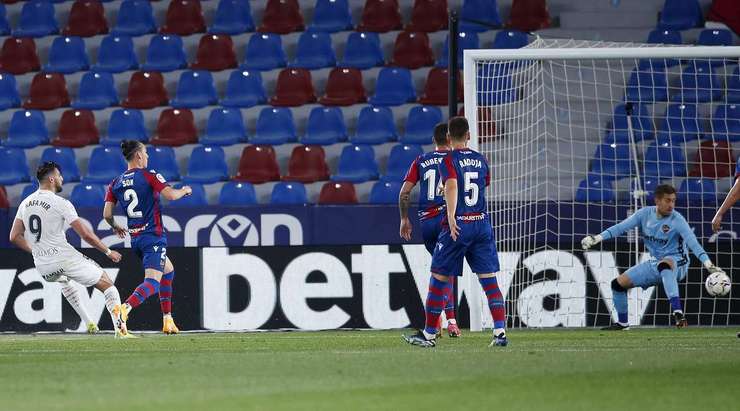 Một pha dứt điểm xuất sắc! Rafael Mir Vicente (Huesca) đón một quả tạt hoàn hảo tới từng centimét trong vòng cấm và tung một cú sút chìm vào góc thấp bên phải khung thành. Chúng tôi thật sự không đủ ca từ để tôn vinh bàn thắng vừa rồi!