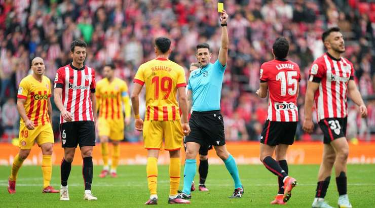 Aitor Paredes (Ath Bilbao) đang thử thách sự kiên nhẫn của trọng tài Isidro Diaz de Mera và anh đã toại nguyện với một chiếc thẻ vàng cho pha phạm lỗi của mình.