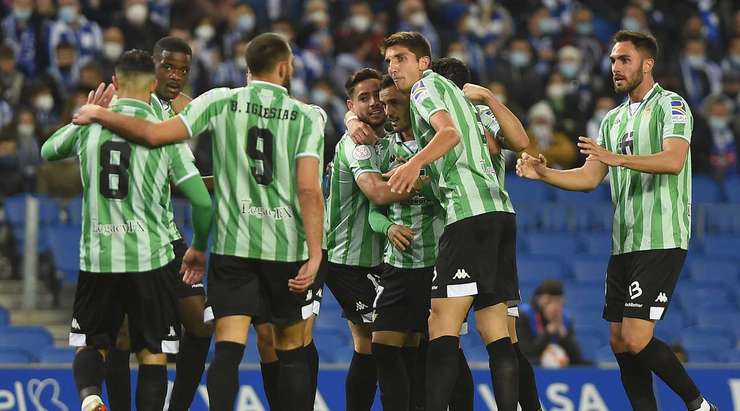 Vào! Đường trả bóng về tuyến hai từ đường biên ngang của William Carvalho kiến tạo cơ hội cho Juanmi (Betis) dễ dàng sút bóng vào góc thấp bên trái khung thành. 0:1.