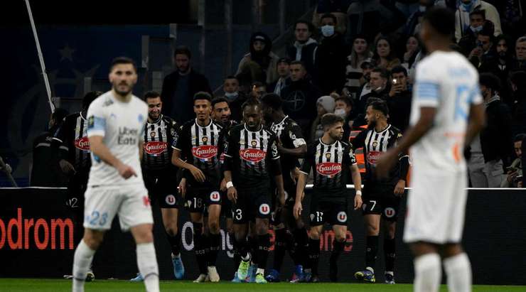 Angelo Fulgini (Angers) tạo khoảng trống cho mình tại rìa vòng cấm và tung cú sút. Pha dứt điểm chính xác của anh ấy đi trúng cột dọc và bóng dội vào góc thấp bên trái mành lưới. Tỉ số được nâng lên 0:1.