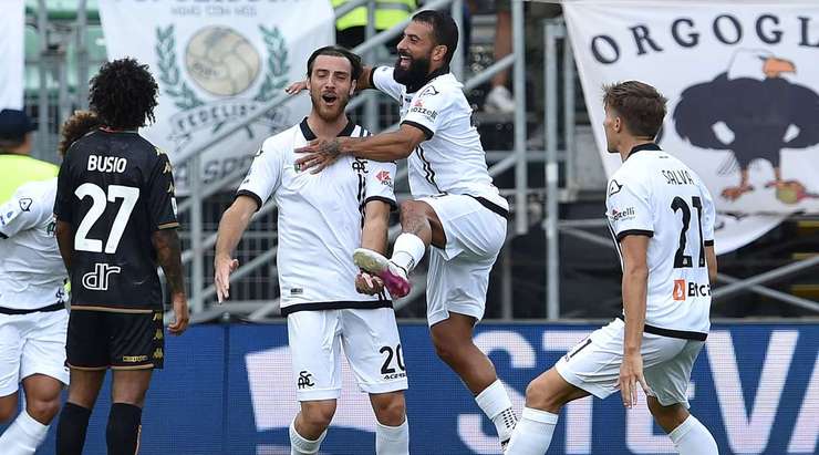 Simone Bastoni (Spezia) nhận một đường chuyền chính xác ngay ngoài vòng cấm và tung một cú sút tuyệt đẹp về phía góc cao bên phải, bóng đập cột dọc vào lưới. Thủ môn đã không thể làm gì được.