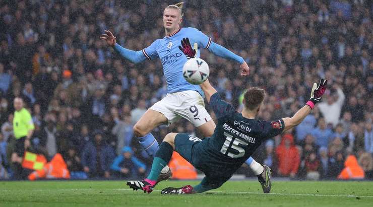 Vào! Erling Haaland (Manchester City) có đủ khoảng trống trong vòng cấm để đón một đường chuyền từ Phil Foden và dứt điểm gọn gàng vào góc thấp bên trái khung thành. 2:0.