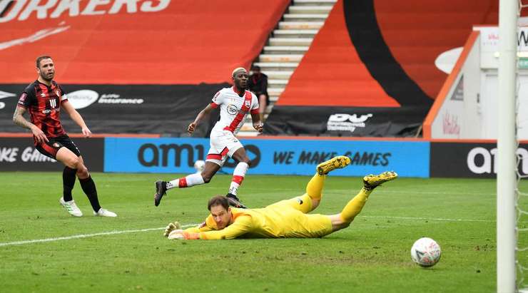 Moussa Djenepo (Southampton) khống chế bóng gọn gàng từ một đường chuyền sắc sảo tại rìa vòng cấm và tung cú sút căng vào vào góc thấp bên phải khung thành, theo một phong cách đã thành thương hiệu của anh.