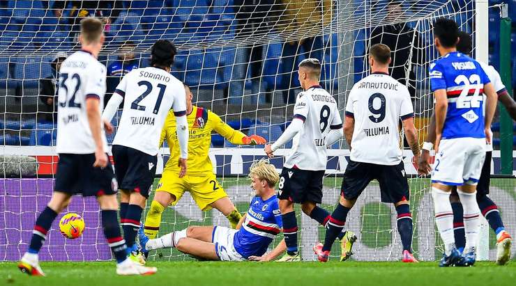 VÀO! Maya Yoshida đón quả tạt trong vòng cấm và đánh đầu về phía bên kia khung thành, nơi Morten Thorsby (Sampdoria) đang ẩn nấp và cầu thủ này dễ dàng chích bóng vào lưới. 1:1.
