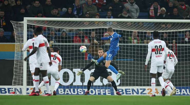 Một pha dứt điểm tuyệt diệu! Andrej Kramaric (Hoffenheim) canh thời điểm hoàn hảo để đón một quả tạt và sút bóng sấm sét từ sâu trong vòng cấm vào phía bên trái mành lưới!