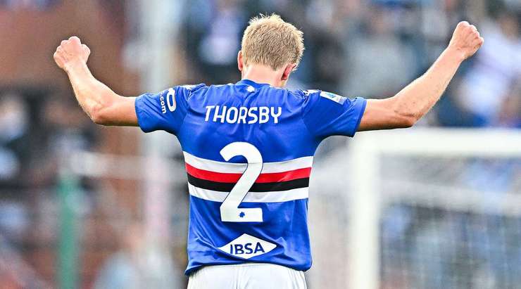Morten Thorsby (Sampdoria) đón đường chuyền từ đồng đội và ở vào một vị trí tuyệt vời trong vòng cấm trước khi tung cú sút xuất sắc vào nóc lưới.
