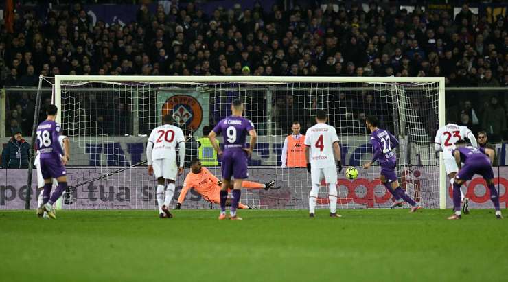 VÀO! Đó là một cú sút phạt đền tuyệt vời của Nicolas Gonzalez (Fiorentina) về phía góc thấp bên phải khung thành, không có một chút cơ hội nào cho thủ môn Mike Maignan để cản phá!