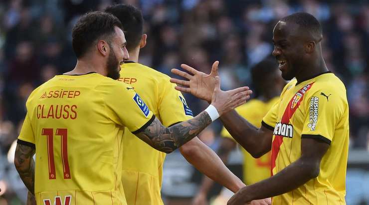 Vào! Jonathan Clauss (Lens) đã không do dự tung cú sút ngay ngoài vòng cấm. Đó là một cú sút căng tuyệt đẹp vào góc cao bên trái khung thành, đánh bại thủ môn đối phương.