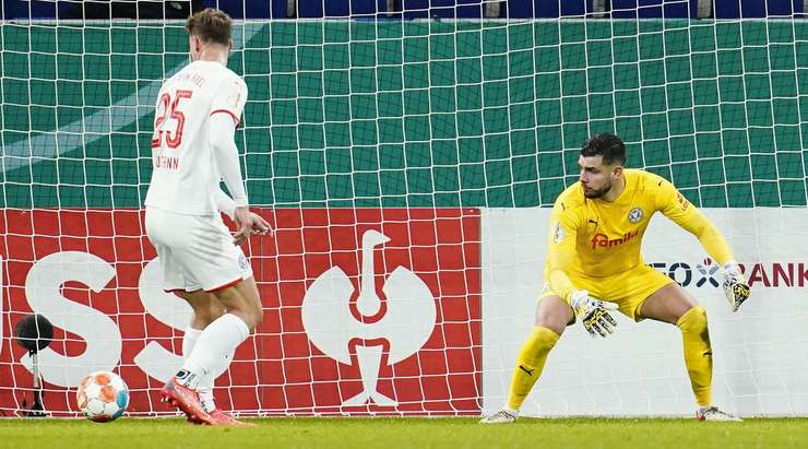 Hauke Wahl (Holstein Kiel) vừa ghi một bàn thắng, thật không may cho anh ấy và cả các đồng đội, một bàn thắng vào lưới nhà!