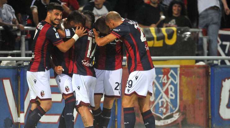 Vào! Nicolas Dominguez (Bologna) đã có mặt đúng lúc đúng chỗ để lấy bóng bật ra trong vòng cấm, và anh ấy sút bóng vào bên trái khung thành. Tỉ số là 1:0.