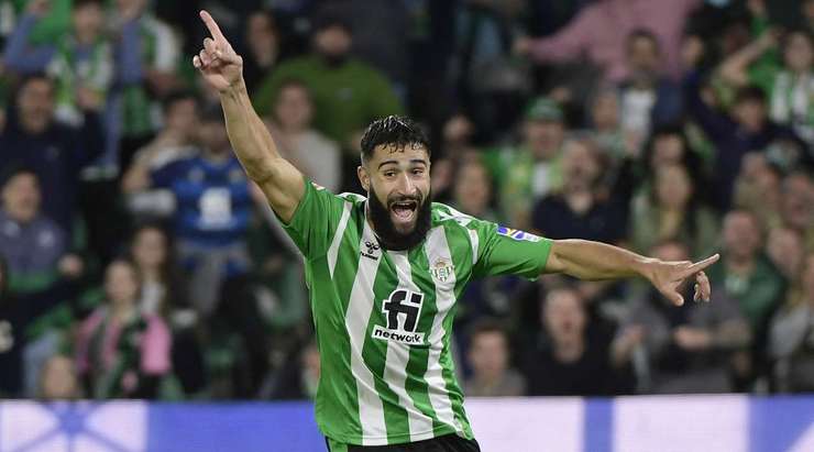 Jesus Navas (Sevilla) ghi một bàn phản lưới xui xẻo sau khi anh vô tình làm đổi hướng một cú sút.