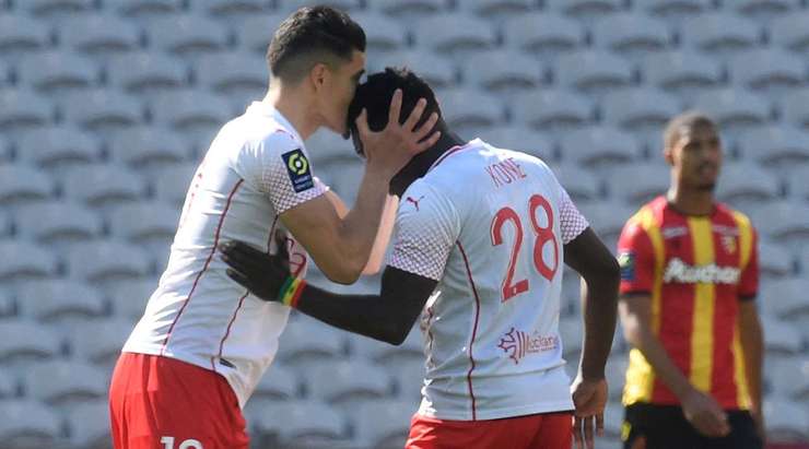 VÀO! Đó là một cú sút phạt đền tuyệt vời của Zinedine Ferhat (Nimes) về phía góc thấp bên trái khung thành, không có một chút cơ hội nào cho thủ môn Jean-Louis Leca để cản phá!