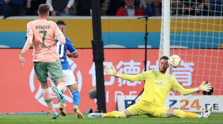 VÀO! 1:1! Dennis Geiger chuyền bóng thành công cho Munas Dabbur (Hoffenheim) ngay trong vòng cấm. Cầu thủ này nhận ra thủ môn Jiri Pavlenka đang đứng ở khá xa khung thành và bấm bóng vào lưới. Một pha lốp bóng rất tinh quái.