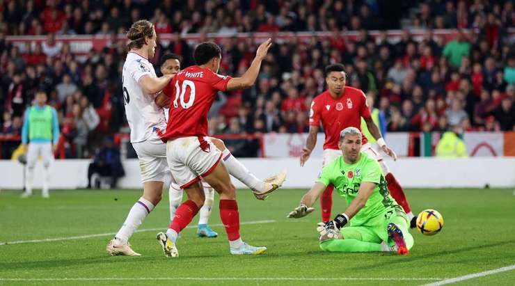 Vào! Morgan Gibbs-White (Nottingham) dễ dàng đệm bóng vào lưới trống từ một cự ly gần, sau khi một cú sút đã đập vào một người hậu vệ và quả bóng bật ra. Tỉ số là 1:0.