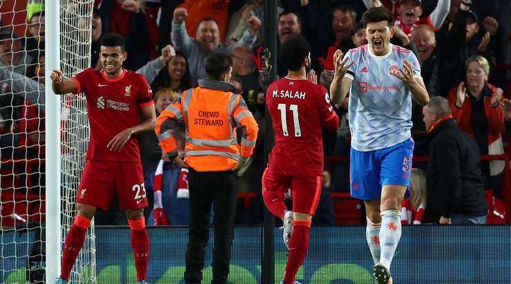 Vào! Sadio Mane thể hiện nhãn quan chiến thuật tuyệt vời bằng một đường chuyền tinh quái bên trong vòng cấm. Mohamed Salah (Liverpool) cũng đã hoàn thành tốt phần việc của mình với cú sút một chạm, ghim bóng vào góc trái khung thành. 2:0.