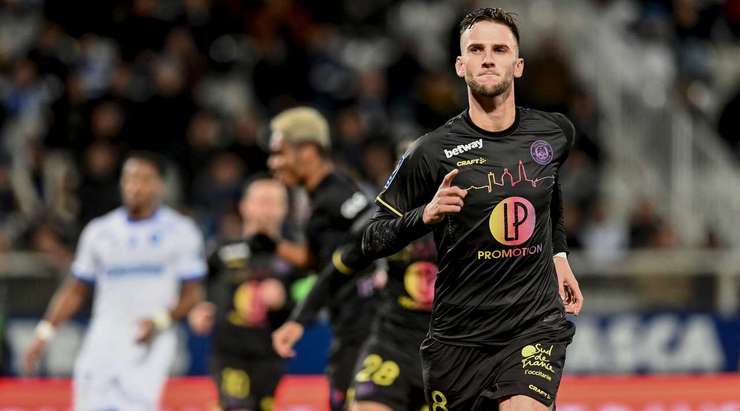 VÀO! Đó là một cú sút phạt đền hoàn hảo của Branco van den Boomen (Toulouse) về phía góc cao bên phải, không có một chút cơ hội nào cho thủ môn Benoit Costil để cản phá!