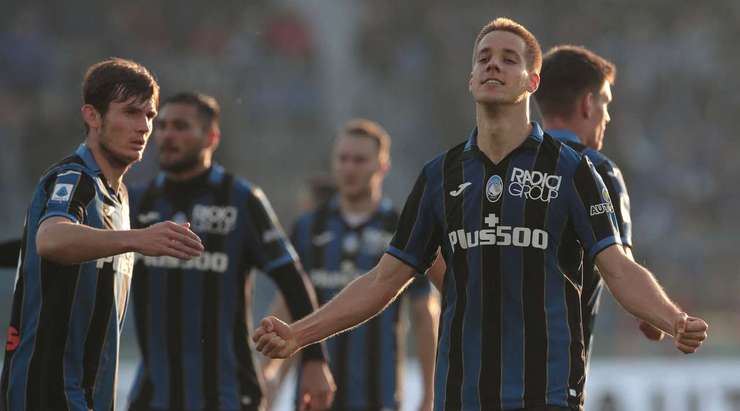 Mario Pasalic (Atalanta) có rất nhiều khoảng trống sau khi đón một đường chuyền chính xác trong vòng cấm. Anh không do dự tung một cú sút tuyệt vời, đưa bóng vào góc thấp bên phải cầu môn.