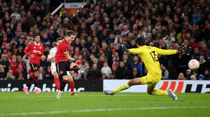 Marcel Sabitzer (Manchester United) nhận một đường chuyền đẹp mắt từ đồng đội và tung cú sút chìm vào góc thấp bên trái khung thành. Một bàn thắng tuyệt vời!