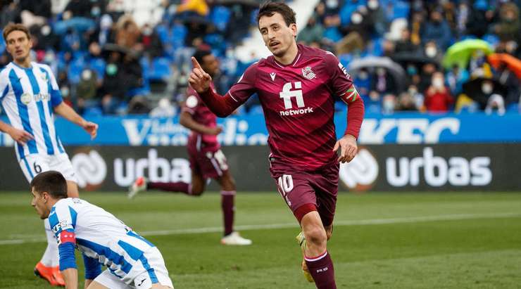 Tỉ số là 0:2! Jon Olasagasti chuyền bóng cho Mikel Oyarzabal (Real Sociedad) trong vòng cấm, người không bị ai kèm và sút bóng vào góc trái phía dưới.