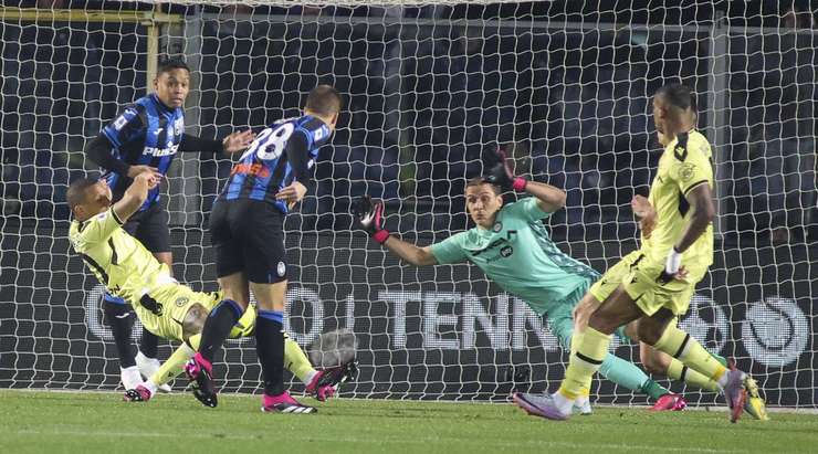 Một pha bỏ lỡ rất đáng tiếc! Mario Pasalic (Atalanta) không bị ai kèm ở một vị trí rất thuận lợi ngay gần rìa vòng cấm khi anh đón quả tạt của đồng đội, nhưng cú sút của anh lại đi chệch cột dọc bên phải trong gang tấc.