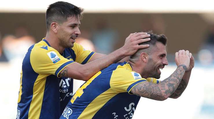 Vào! Daniel Bessa (Verona) đã không do dự tung cú sút ngay ngoài vòng cấm. Đó là một cú sút căng tuyệt đẹp vào góc thấp bên trái khung thành, đánh bại thủ môn đối phương.