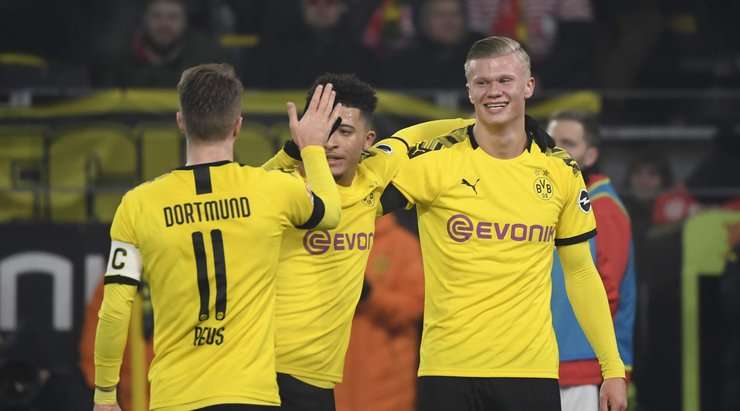 Vào! Erling Haaland (Dortmund) dễ dàng đệm bóng vào lưới trống từ một cự ly gần, sau khi một cú sút đã đập vào một người hậu vệ và quả bóng bật ra. Tỉ số là 4:1.