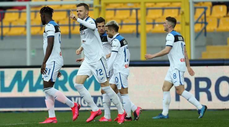 Vào! Bóng bật ra đến Josip Ilicic (Atalanta) và anh ấy tung cú sút từ cự li gần. Tỉ số là 2:3.