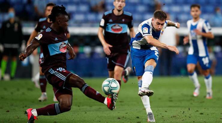 Adri Embarba (Espanyol) nhận đường chuyền từ đồng đội và anh không hề do dự tung một cú sút không thể cản phá vào góc cao bên trái khung thành.