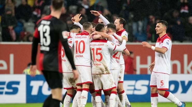 Vào! Matthias Zimmermann kiến tạo cho Kenan Karaman (Dusseldorf) một đường chuyền tốt trong vòng cấm. Nó cho phép anh ấy dứt điểm với một cú sút chính xác vào góc trái phía dưới. 3:0.