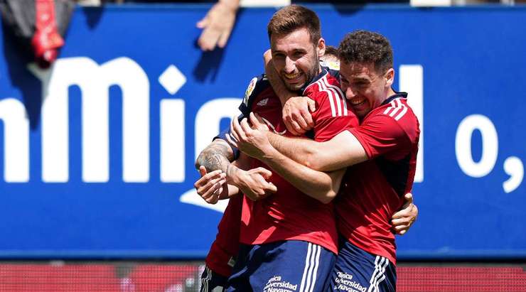 Bóng đã đi vào lưới! Jon Moncayola (Osasuna) thử vận may của mình từ rìa vòng cấm và thần may mắn đã mỉm cười khi cú sút của anh đi trúng một cầu thủ khác và đổi hướng, khiến thủ môn Rui Silva không kịp trở tay. Tỉ số đã được nâng lên 3:1.