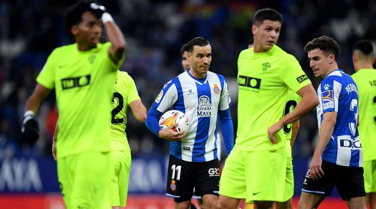 VÀO! Đó là một cú sút phạt đền hoàn hảo của Raul de Tomas (Espanyol) về phía bên trái khung thành, không có một chút cơ hội nào cho thủ môn Edgar Badia để cản phá!