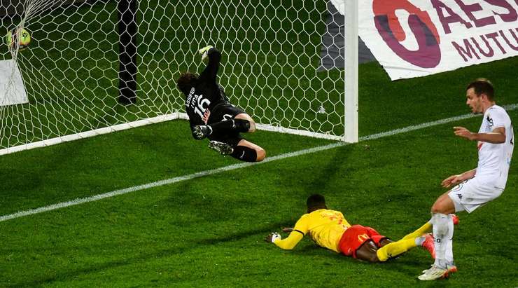 Angelo Fulgini trình diễn kĩ thuật xuất sắc của mình và treo một đường bóng bổng đẹp mắt vào trong vòng cấm , nơi Romain Thomas (Angers) đón bóng và ghi tên lên bảng điện tử với một cú đánh đầu chuẩn xác vào sát mé trong cột dọc bên phải. Tỉ số là 2:2.
