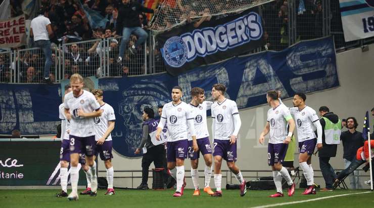 Vào - 1:0! Mikkel Desler chuyền bóng như đặt cho Thijs Dallinga (Toulouse), người có một cú sút từ cự ly gần vào góc thấp bên phải mành lưới, dễ dàng đánh bại thủ môn.