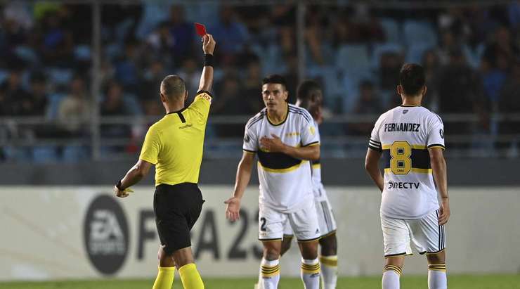 Facundo Roncaglia (Boca Juniors) lẽ ra phải cẩn thận hơn. Anh ấy phạm lỗi xấu và nhận chiếc thẻ vàng thứ hai và bị đuổi!