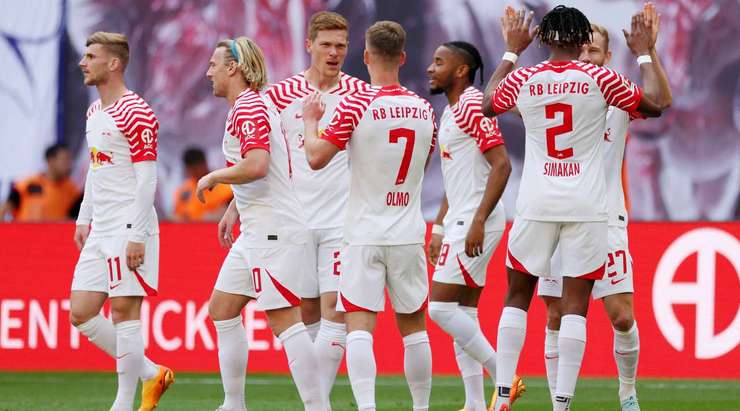 Vào! Konrad Laimer (RB Leipzig) đón bóng bật ra và từ rìa vòng cấm, anh ấy tung một cú sút chìm đi vào chính giữa mành lưới. Ralf Fahrmann không thể ngăn bóng vào lưới. Tỉ số là 1:0.