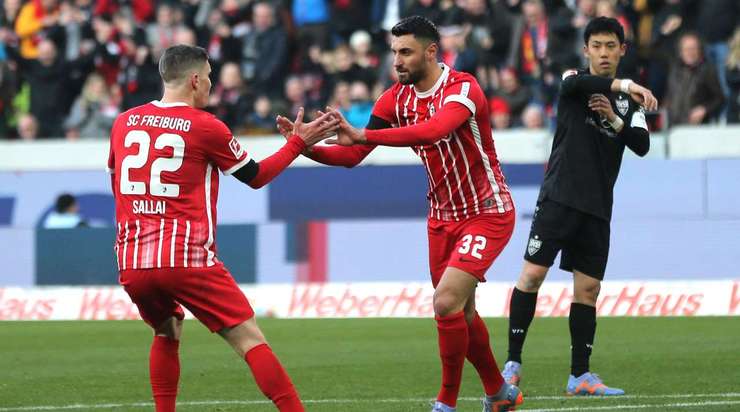 Vào! Vincenzo Grifo (Freiburg) giành chiến thắng trên chấm phạt đền bằng một cú sút không thể cản phá, vượt qua tầm với của thủ môn Fabian Bredlow vào góc thấp bên trái.