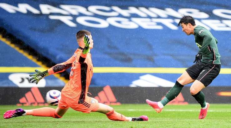 Vào! Dele Alli thể hiện nhãn quan tuyệt vời của mình với đường chuyền sắc sảo cho Heung-Min Son (Tottenham), người đã rất bình tĩnh sút bóng vào góc phải phía dưới. Tỉ số là 1:1.