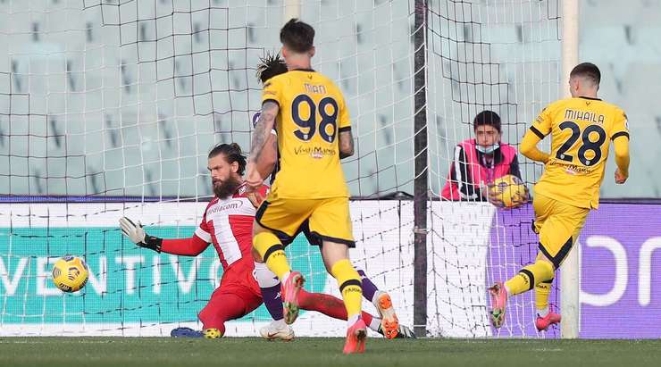 Vào! Roberto Inglese đưa bóng qua vòng cấm và Valentin Mihaila (Parma) đã có một nhiệm vụ dễ dàng nhất thế giới để đưa bóng vào lưới trống. 2:3.