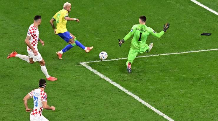 Neymar (Brazil) nhận đường trả bóng về tại một ví trí sâu trong vòng cấm và sút mạnh về phía khung thành. Đường bóng đi chìm và rất có lực, nhưng thủ môn Dominik Livakovic đã phán đoán tốt và hóa giải cú sút thành công. Bóng đi ra ngoài sân. Brazil được hưởng một quả phạt góc.