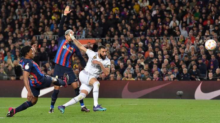 GOAL! Karim Benzema (Real Madrid) đón đường chuyền từ Vinicius Junior trong một đợt phản công nhanh và dứt điểm hiểm hóc từ cự ly gần. Tỉ số là 0:4.