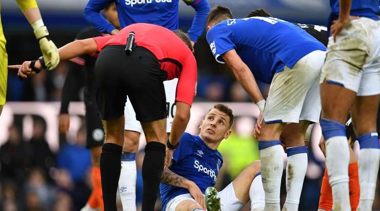 Lucas Digne (Everton) đang lăn lộn trong đau đớn và anh sẽ được chăm sóc y tế vì trọng tài đã ra hiệu gọi đội bác sĩ.