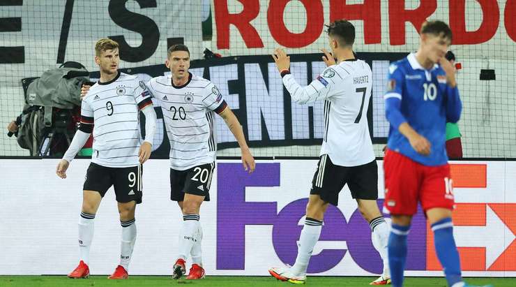 Vào! Jamal Musiala thể hiện nhãn quan tuyệt vời của mình với đường chuyền sắc sảo cho Timo Werner (Đức), người đã rất bình tĩnh sút bóng vào góc trái phía dưới. Tỉ số là 0:1.
